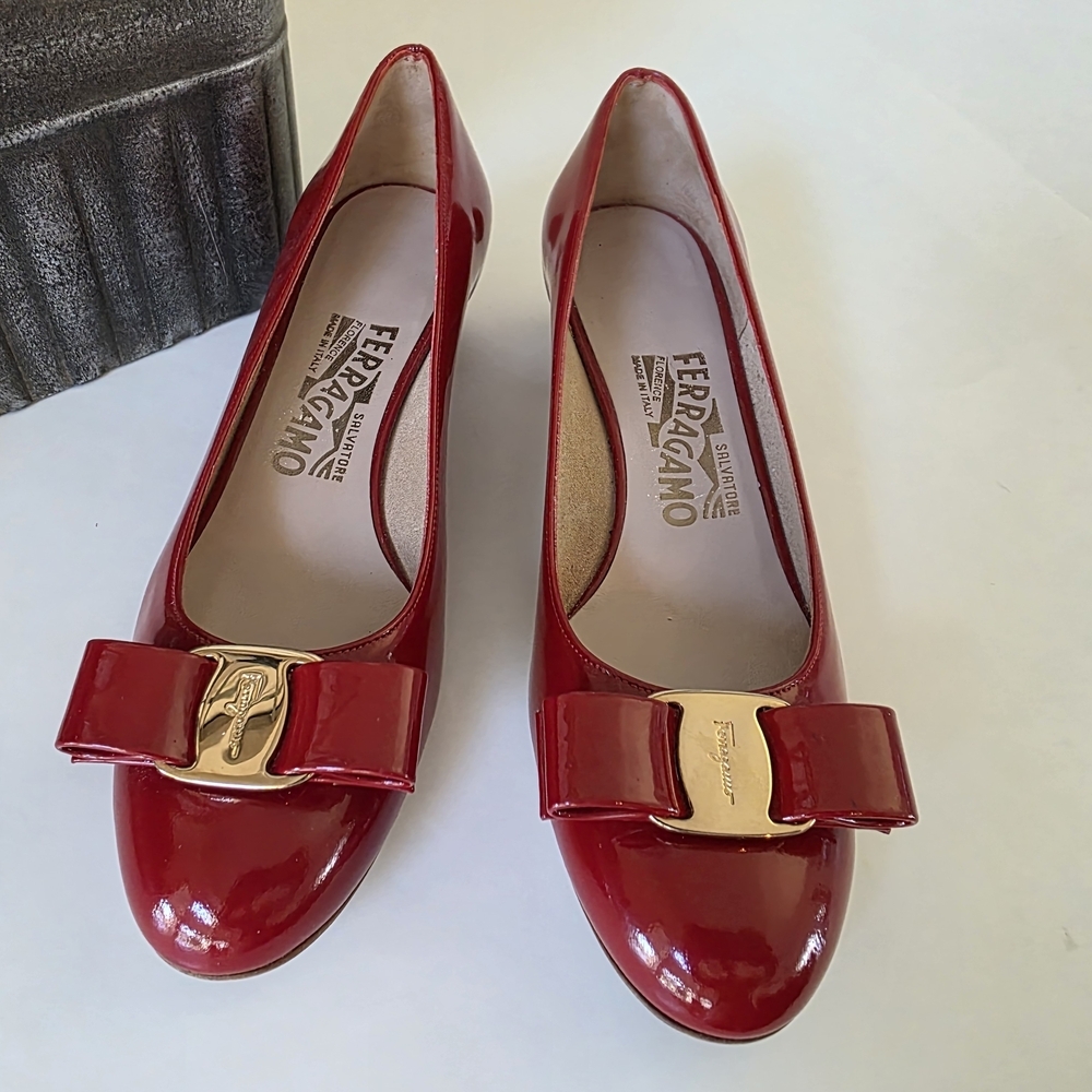 Salvatore Ferragamo Red Patent Vara Bow Ballet Flats Gold Logo Italy Size 5.5B - Picture 3 of 14